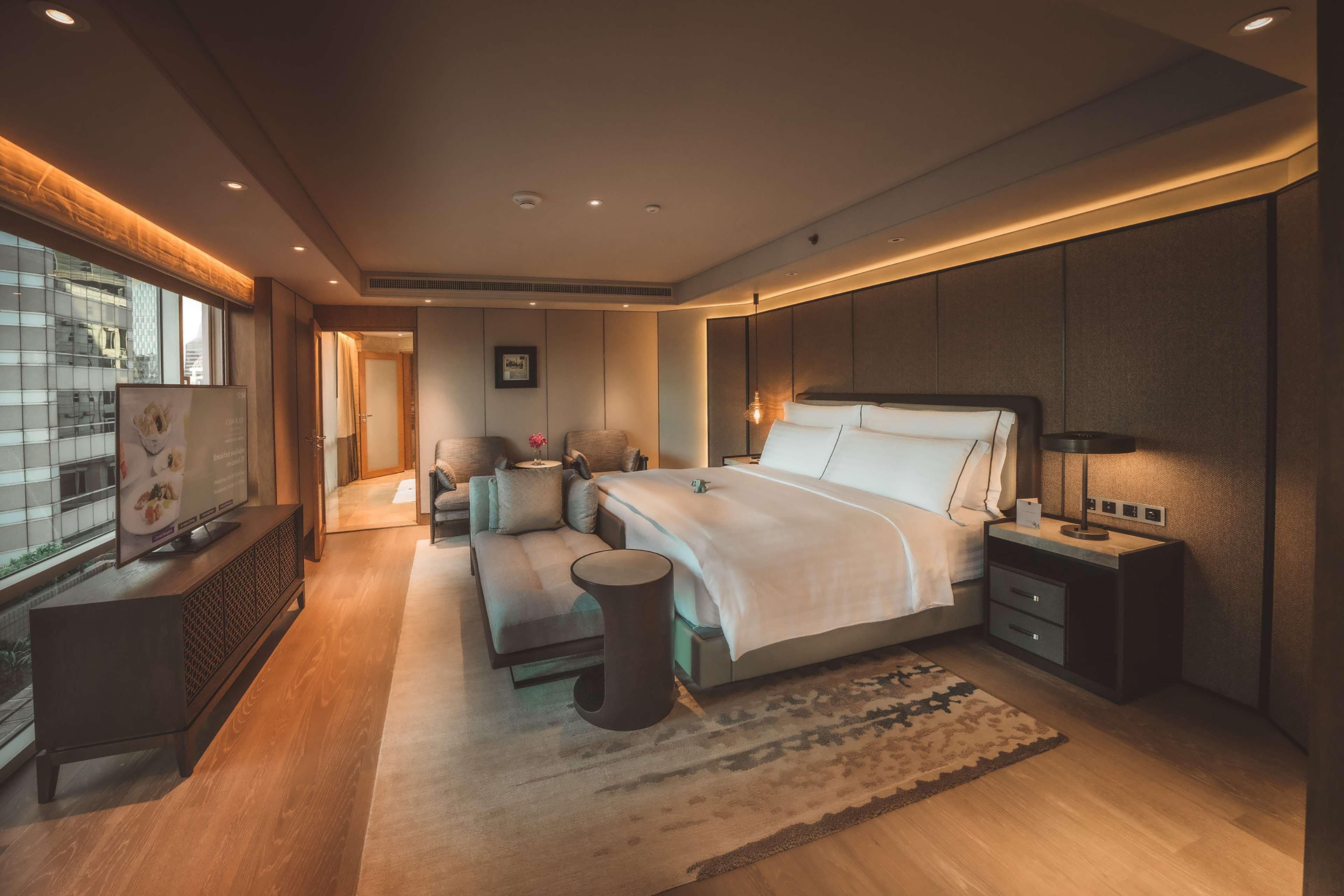 Conrad Bangkok Otel Dış mekan fotoğraf A bedroom at the hotel