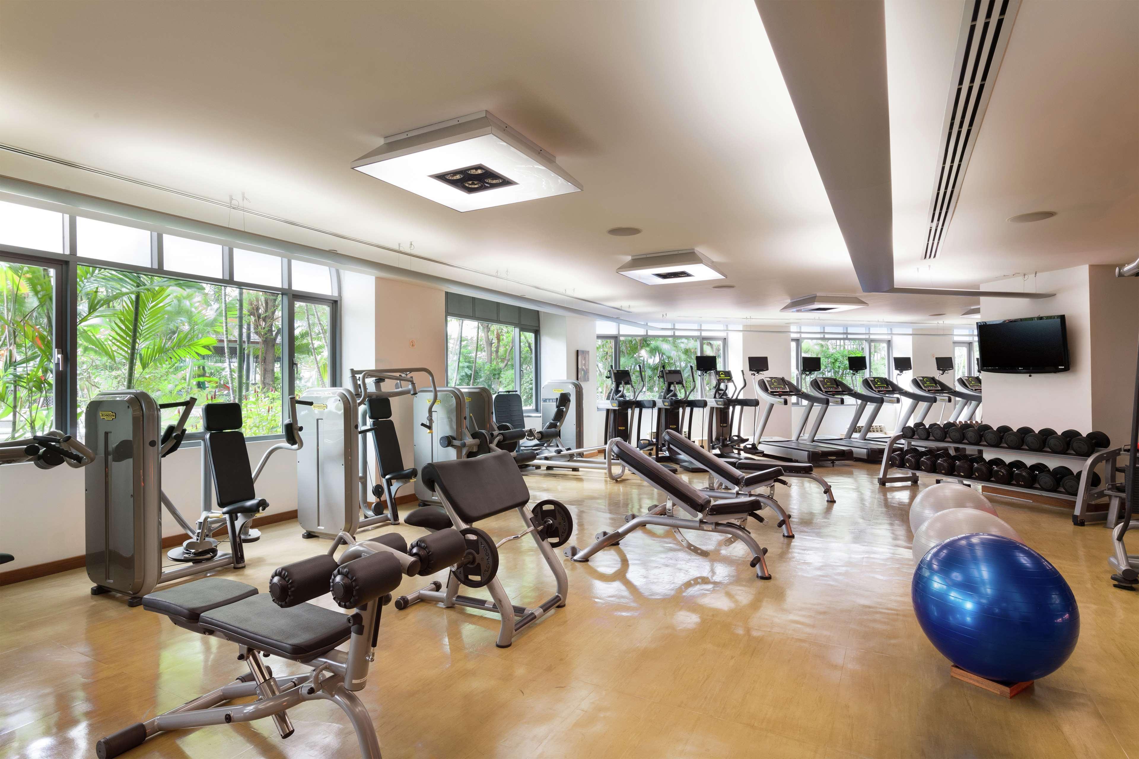 Conrad Bangkok Otel Dış mekan fotoğraf The gym at the hotel