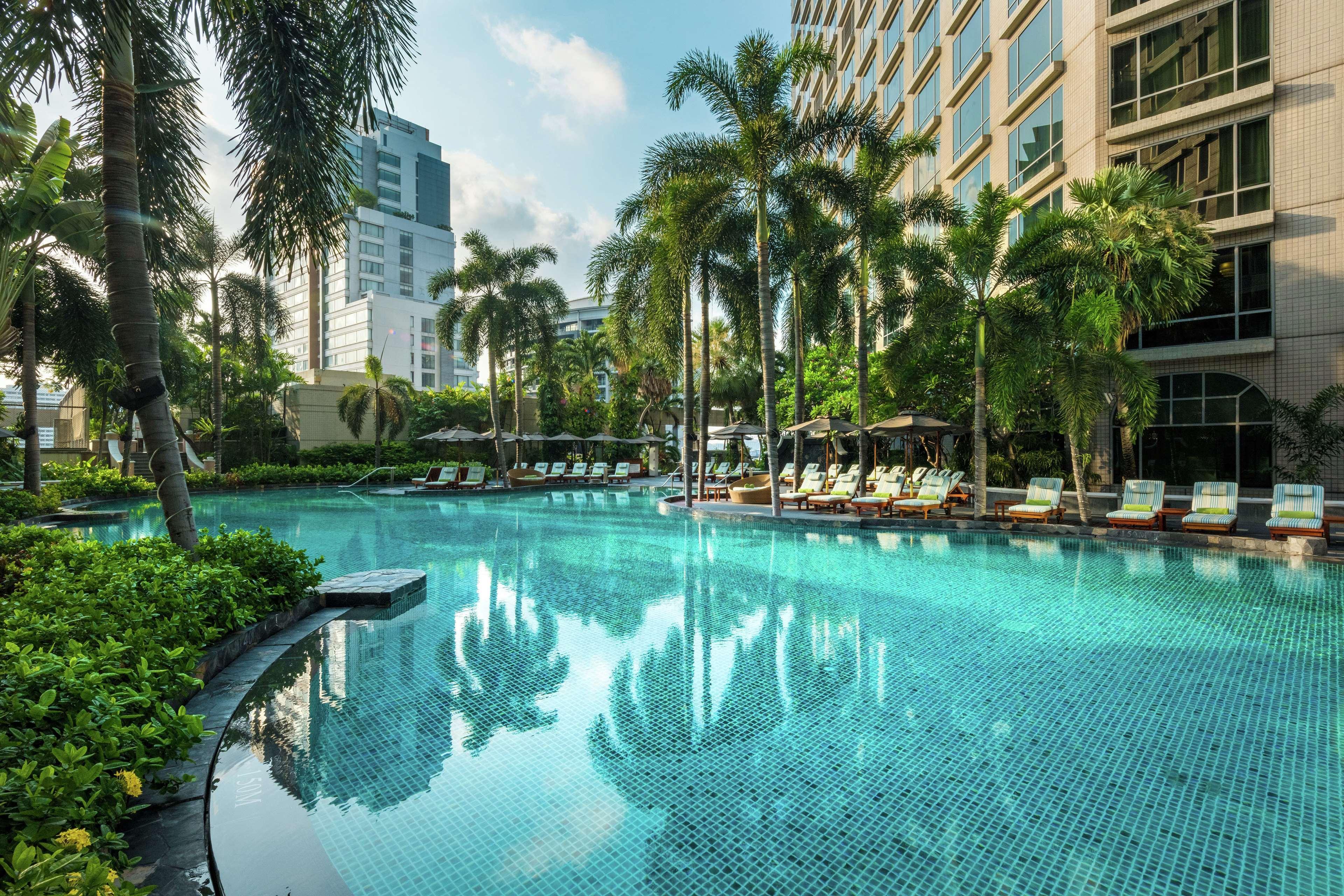 Conrad Bangkok Otel Dış mekan fotoğraf The swimming pool at the hotel