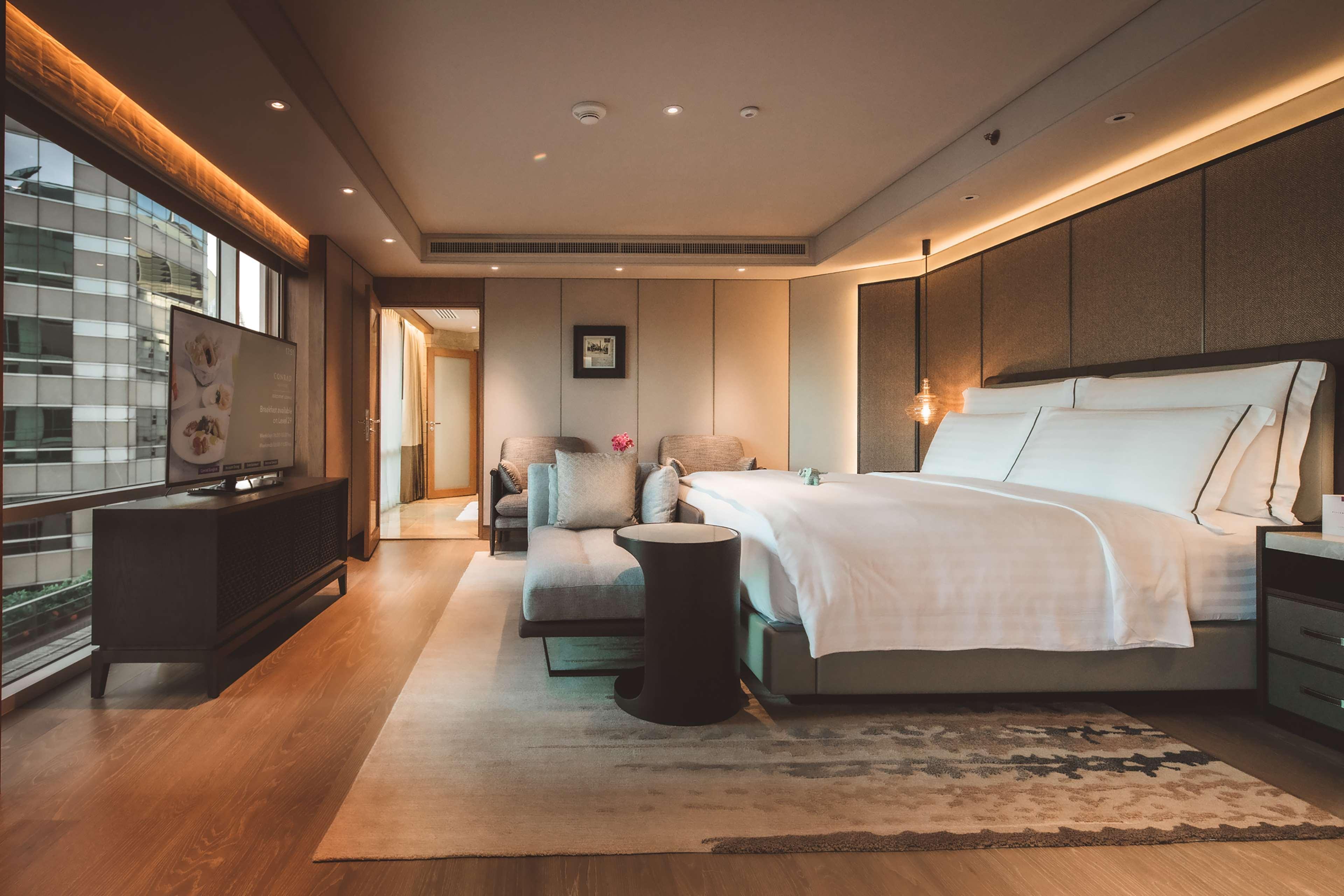 Conrad Bangkok Otel Dış mekan fotoğraf A bedroom at The Hari