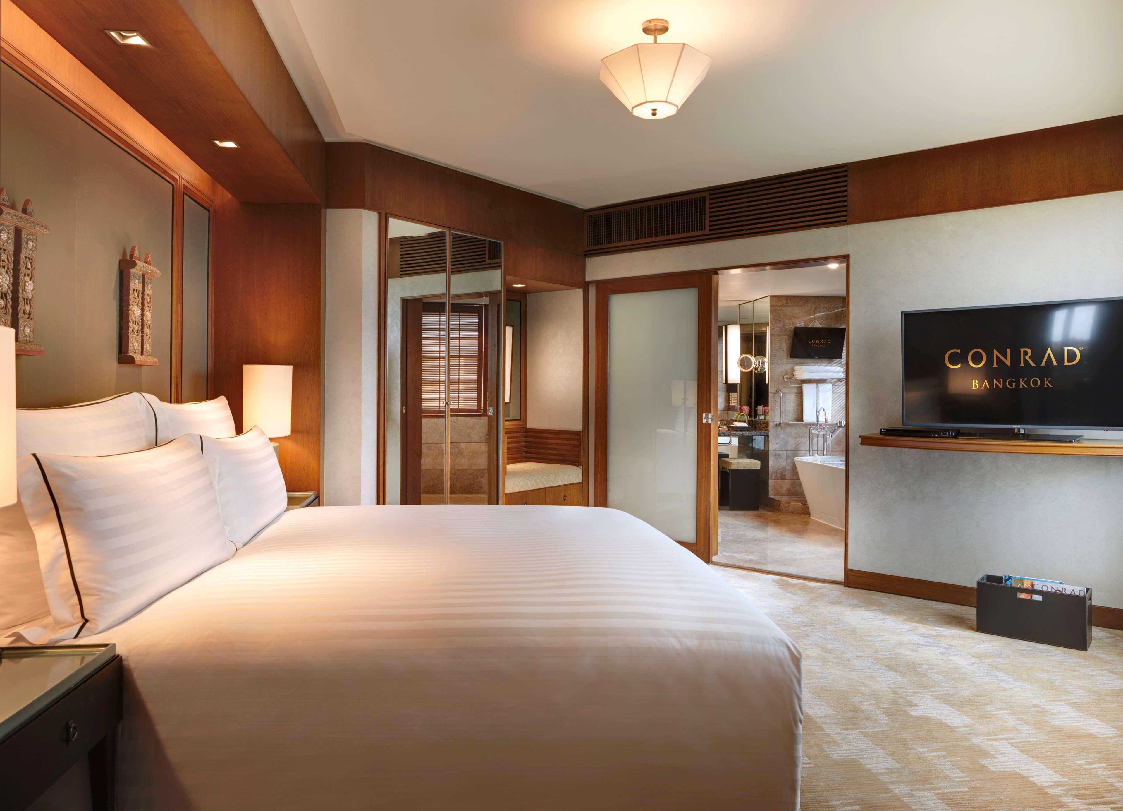 Conrad Bangkok Otel Dış mekan fotoğraf A bedroom at the Conrad Manila