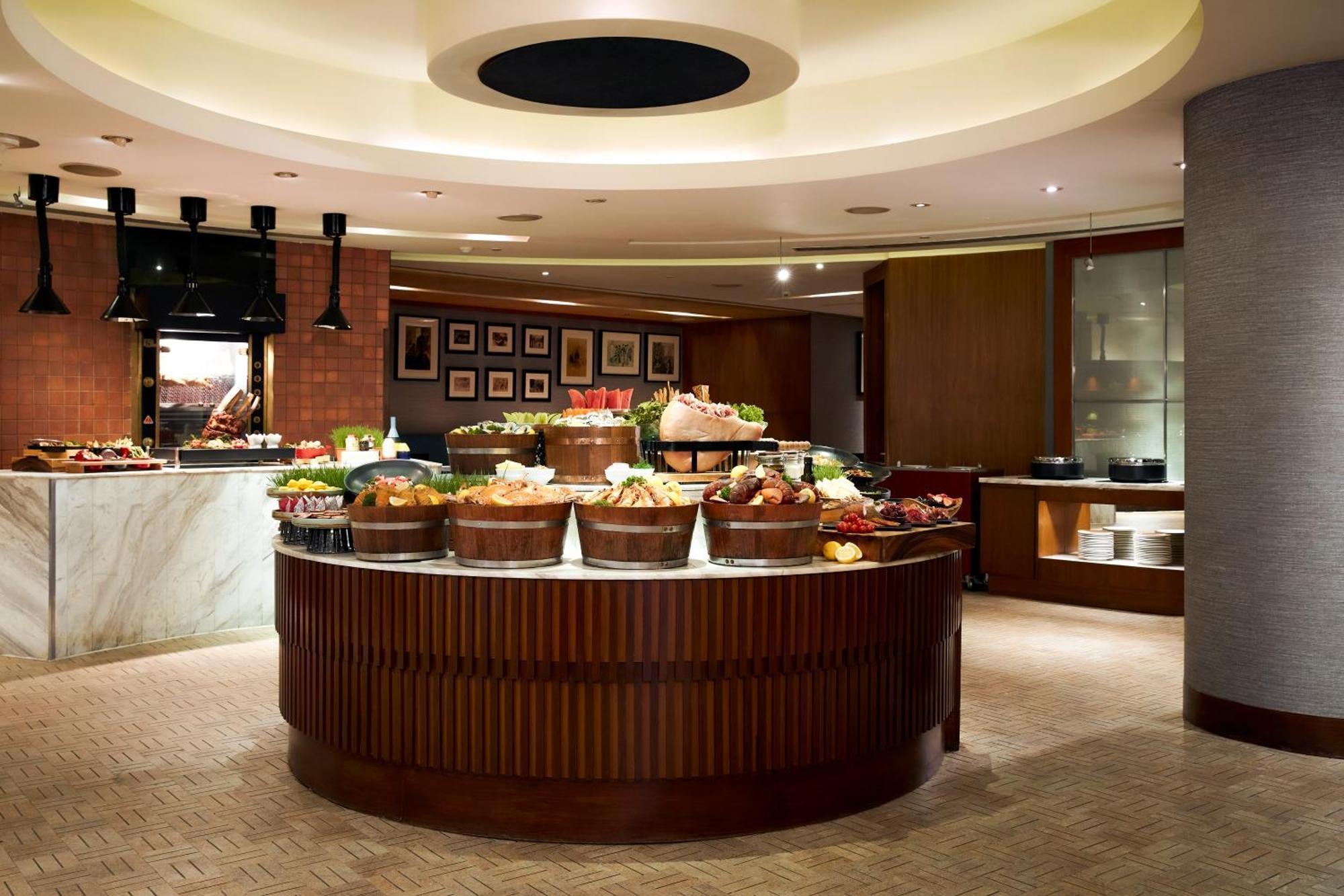 Conrad Bangkok Otel Dış mekan fotoğraf The buffet at the hotel's restaurant, The Deck