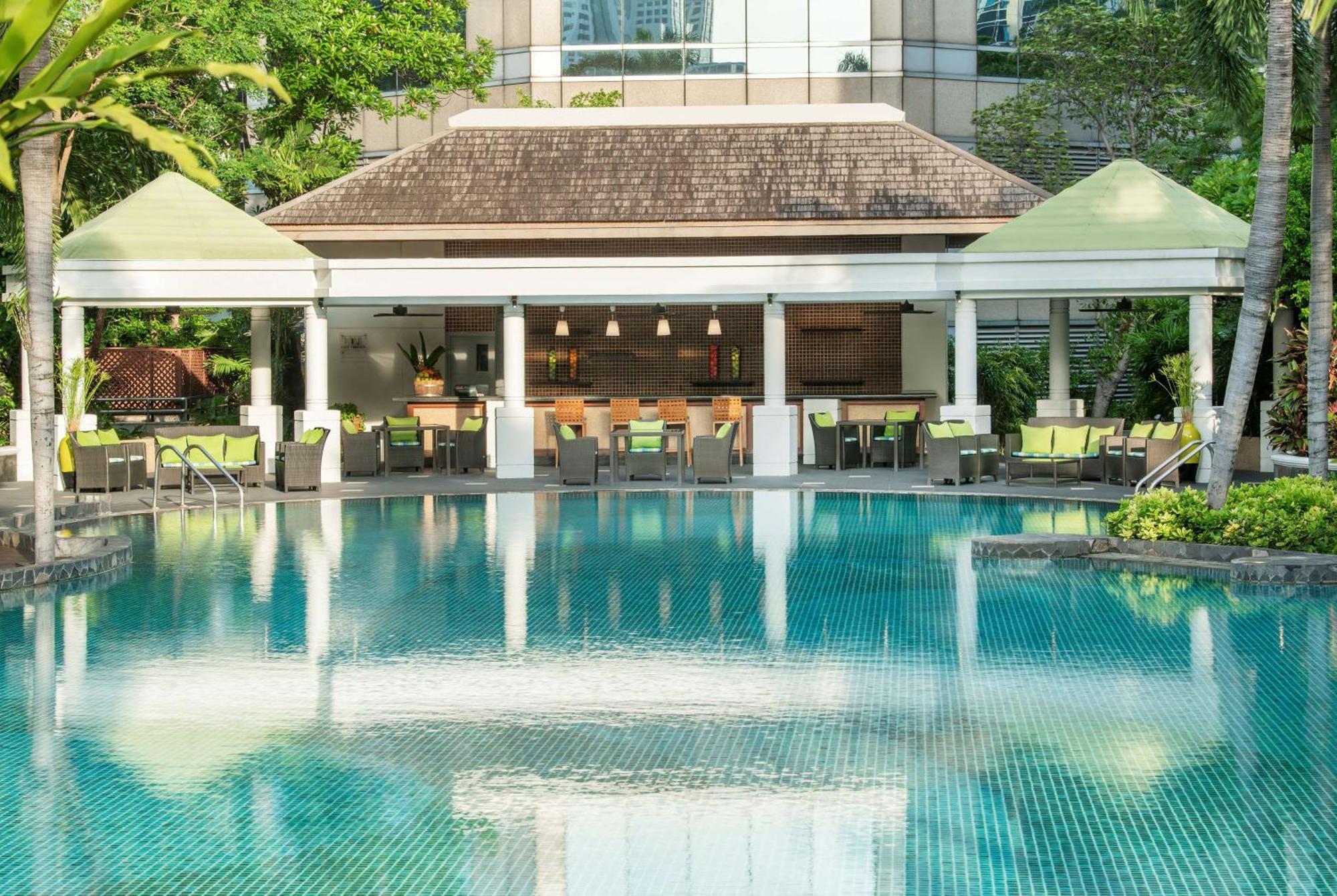 Conrad Bangkok Otel Dış mekan fotoğraf The swimming pool at the hotel