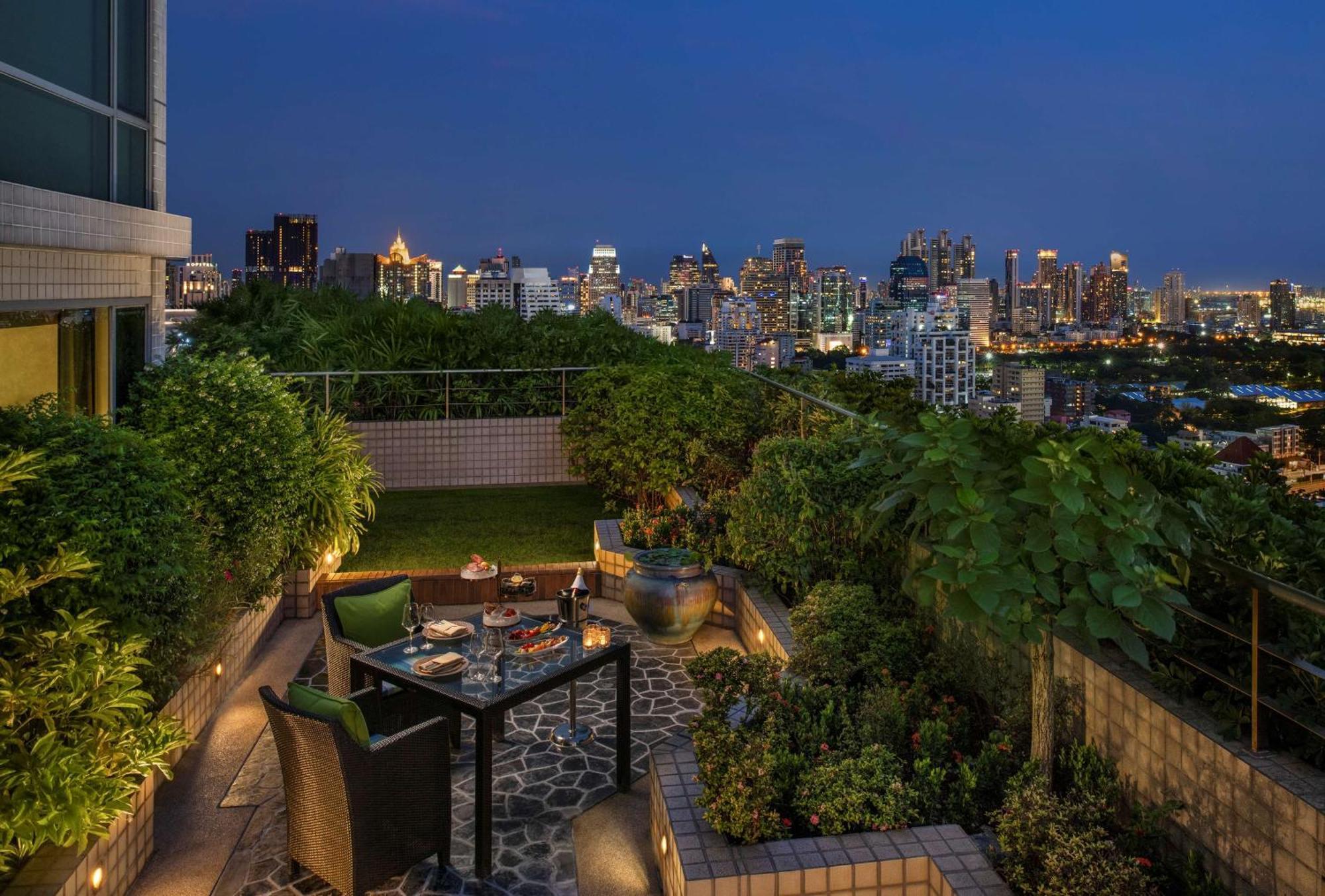 Conrad Bangkok Otel Dış mekan fotoğraf View from the rooftop garden
