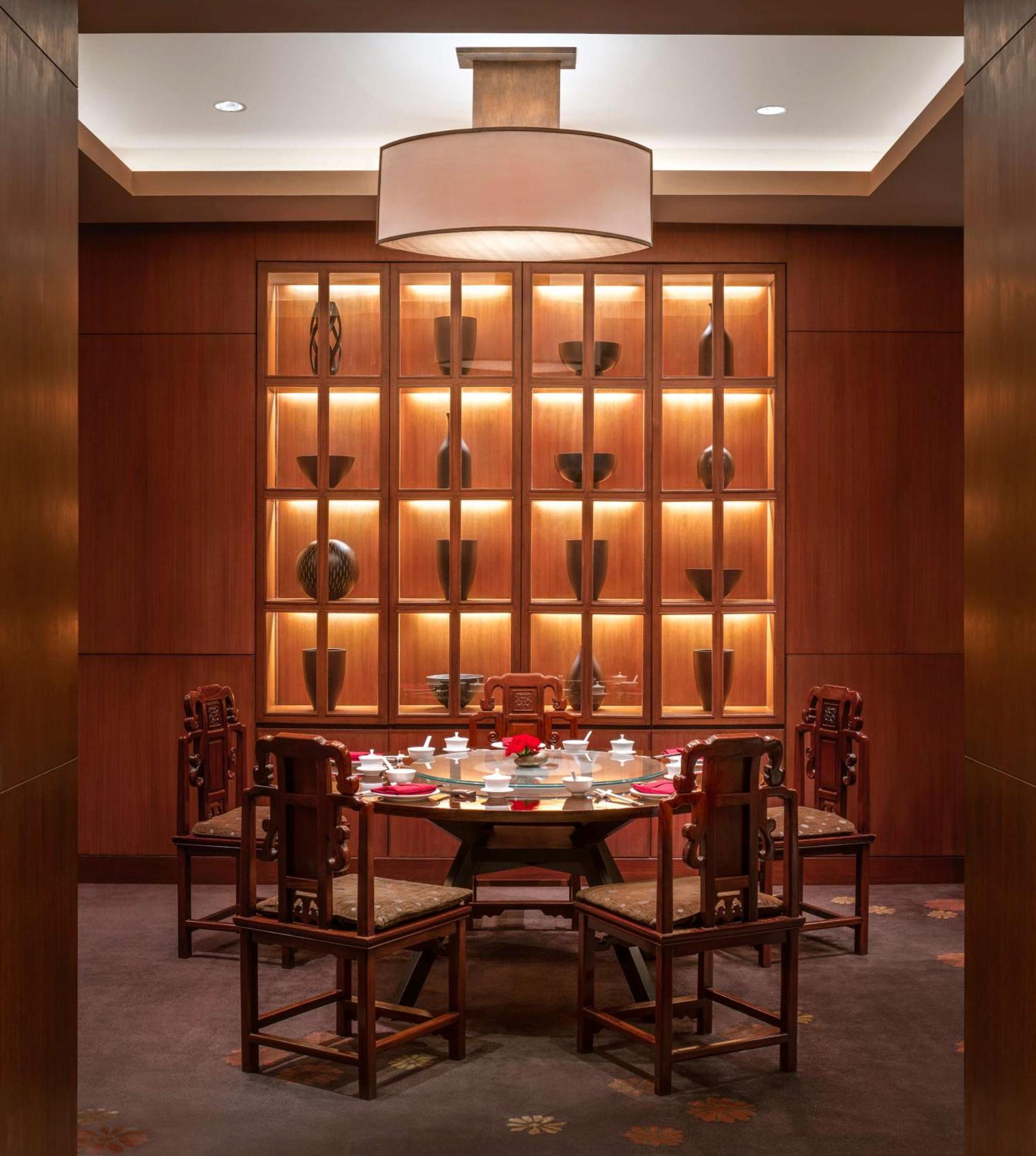 Conrad Bangkok Otel Dış mekan fotoğraf A dining room at the Mandarin Oriental, Hong Kong