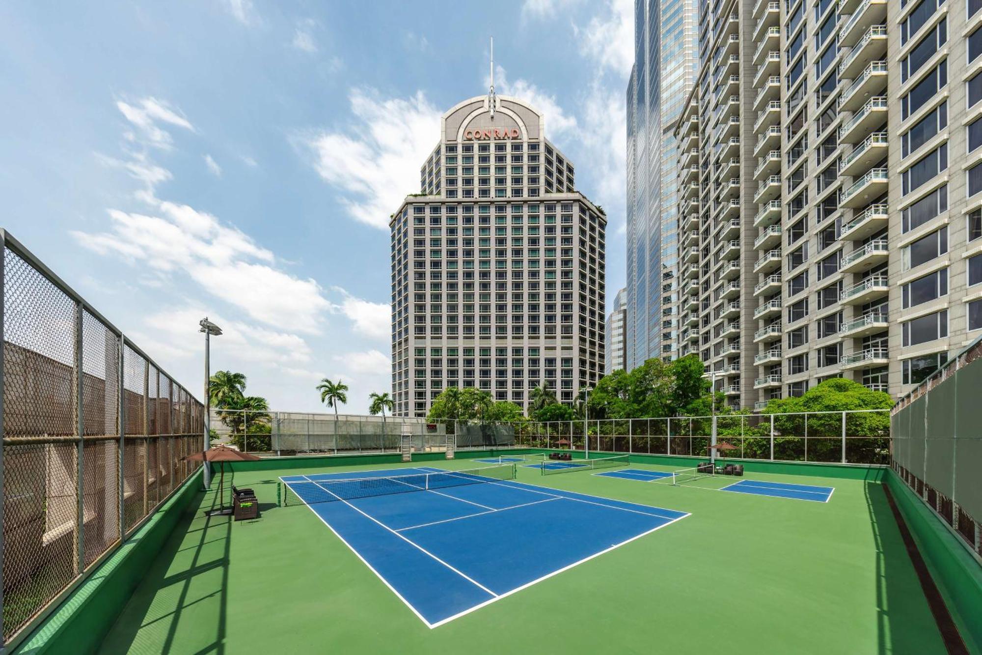Conrad Bangkok Otel Dış mekan fotoğraf Tennis courts at the complex