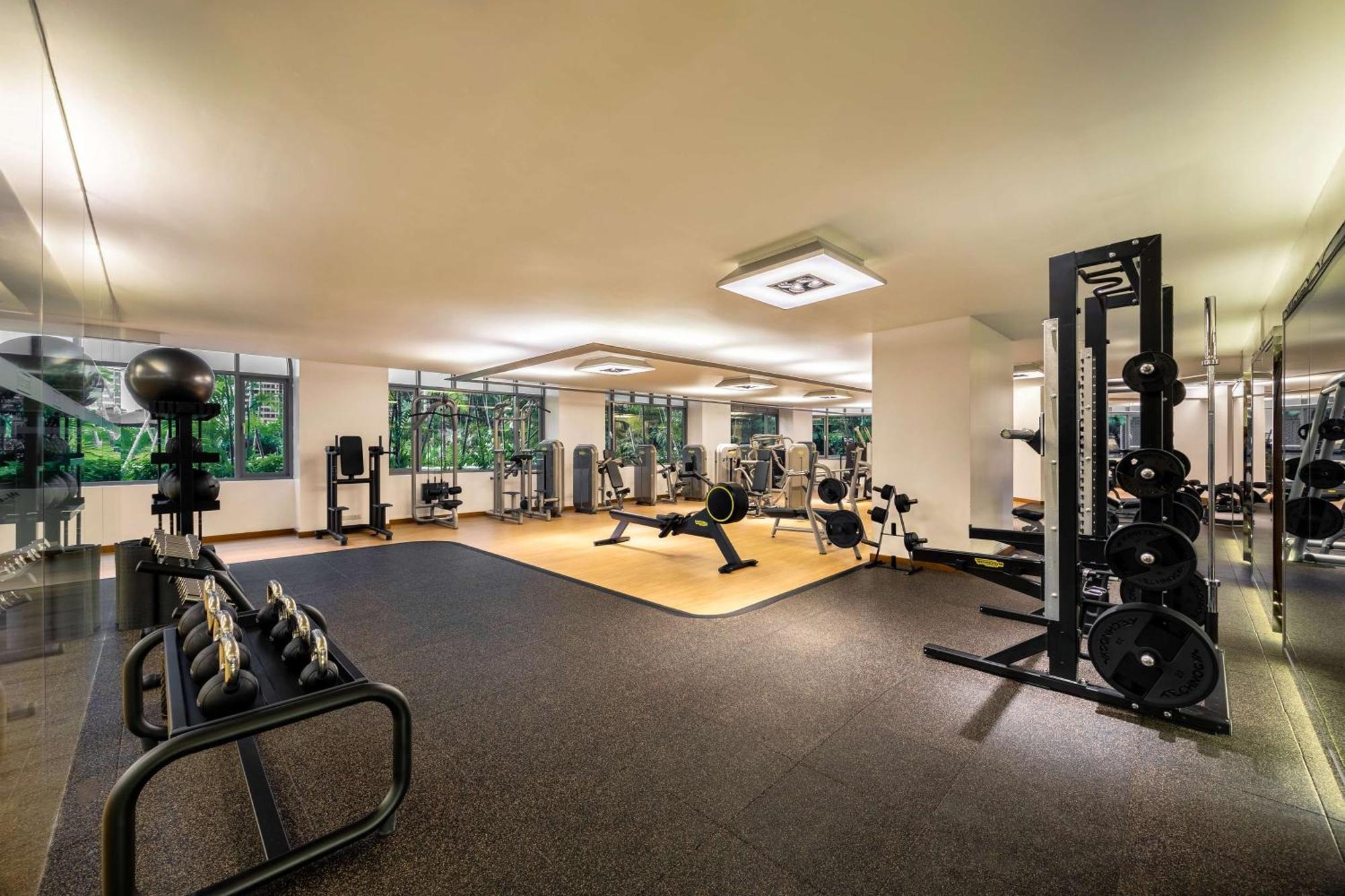 Conrad Bangkok Otel Dış mekan fotoğraf The gym at the hotel