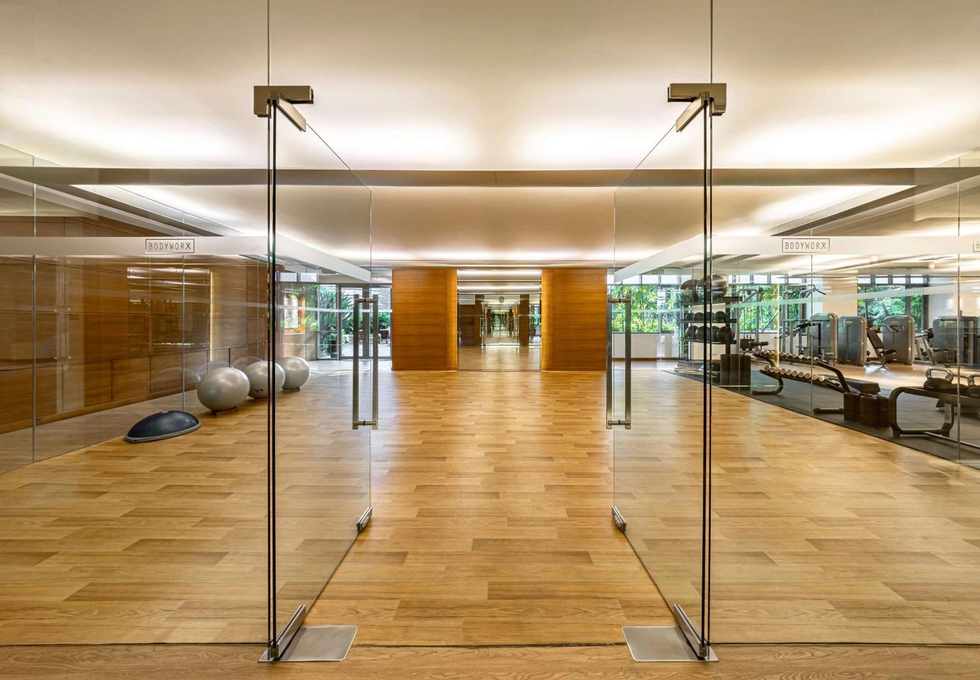 Conrad Bangkok Otel Dış mekan fotoğraf The gym at The Landmark