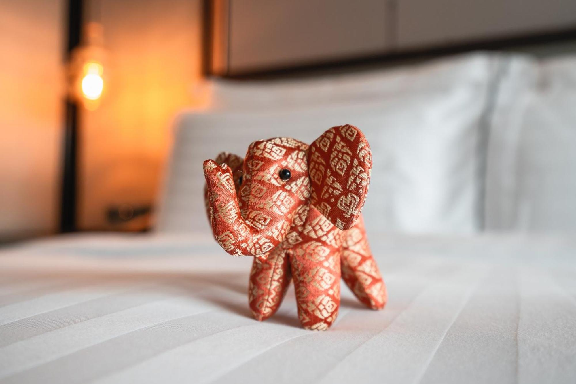 Conrad Bangkok Otel Dış mekan fotoğraf The elephant toy